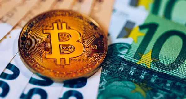Goldener Bitcoin Gegenüber Eurogeld Kryptowährung Bitcoin Kryptowährungskonzept Bitcoin Mit Euro Stockfoto