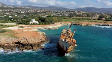 Kıbrıs Rum Kesimi 'nin Paphos yakınlarındaki Peyia kıyı şeridinde terk edilmiş Edro III Gemi Enkazı. Kıbrıs 'ta suyun kıyısındaki tarihi Edro III Batık alanı. Batık EDRO III, Pegeia, Paphos 'un hava manzarası.