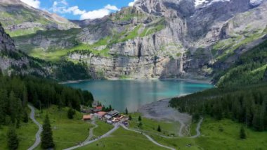 Güneşli bir yaz gününde Bluemlisalp dağıyla ünlü Oeschinensee. Oeschinensee gölü manzarası. İsviçre Alpleri, Kandersteg. İnanılmaz turnuva Oeschinnensee şelaleleri, İsviçre.