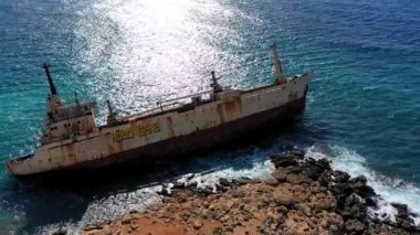 Kıbrıs Rum Kesimi 'nin Paphos yakınlarındaki Peyia kıyı şeridinde terk edilmiş Edro III Gemi Enkazı. Kıbrıs 'ta suyun kıyısındaki tarihi Edro III Batık alanı. Batık EDRO III, Pegeia, Paphos 'un hava manzarası.