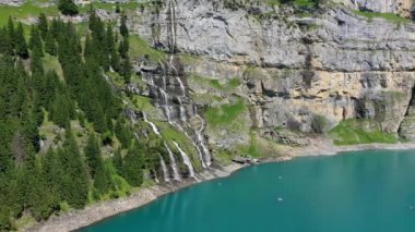 Güneşli bir yaz gününde Bluemlisalp dağıyla ünlü Oeschinensee. Oeschinensee gölü manzarası. İsviçre Alpleri, Kandersteg. İnanılmaz turnuva Oeschinnensee şelaleleri, İsviçre.
