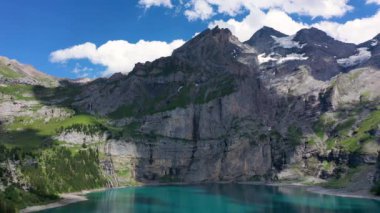 Güneşli bir yaz gününde Bluemlisalp dağıyla ünlü Oeschinensee. Oeschinensee gölü manzarası. İsviçre Alpleri, Kandersteg. İnanılmaz turnuva Oeschinnensee şelaleleri, İsviçre.