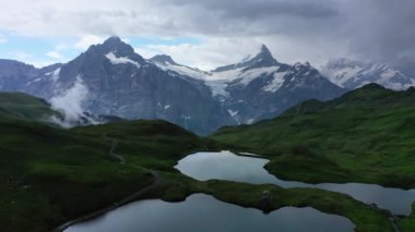 Şafakta Bachalpsee Gölü, Bernese Oberland, İsviçre. Alp dağının manzarası. Schreckhorn ve Wetterhorn. İsviçre Alpleri, Grindelwald Vadisi, Interlaken, Avrupa, İsviçre.