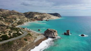 Petra tou Romiou (Afrodit Kayası), Kıbrıs Rum Kesimi 'nin Afrodit kentinin doğduğu yer. Petra tou Romiou, nam-ı diğer Afrodit 'in kayası, Kıbrıs' ın Paphos kentindeki ünlü bir turizm beldesi..