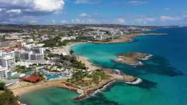 Kıbrıs Rum Kesimi 'nin Ayia Napa kentindeki güzel Nissi plajının hava manzarası. Kıbrıs 'ın Ayia Napa kentindeki Nissi plajı. Kıbrıs Rum Kesimi 'nin Aiya Napa kentindeki gök mavisi bir su manzarası ve Nissi plajı.