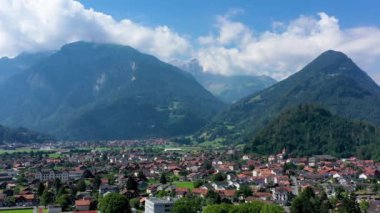 İsviçre 'deki Interlaken şehrinin hava manzarası. Interlaken kasabası, Eiger, Monch ve Jungfrau dağları ve Thun ve Brienz Gölü 'nün güzel manzarası. Interlaken, Bernese Oberland, İsviçre.