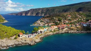 Yunanistan, Kefalonia 'daki Assos köyü. Akdeniz 'de turkuaz renkli körfez Kefalonya, Yunanistan, İyon adası, Cephalonia, Assos köyü Assos köyünde güzel renkli evleri var..