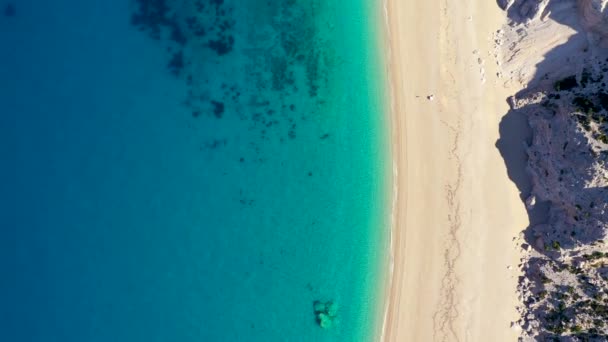 セファロニア ケファロニア ギリシャの有名なプラティア アンモスビーチ ギリシャのケファロニア島の有名なビーチの1つであるプラティア アンモスビーチの空中ビュー — ストック動画