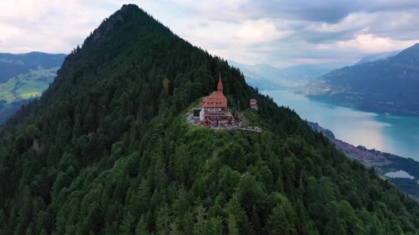 夏日落山时 瑞士因特拉肯的哈尔德库尔姆山顶美丽极了 蓝绿色的图恩湖和布里斯湖背景 在因特拉肯上方的哈尔德库尔姆山顶上凝视风景 Berner Oberland — 图库视频影像