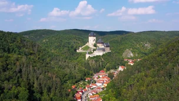 Royal Castle Karlstejn Central Bohemia Karlstejn Village Czechia Aerial View — 비디오