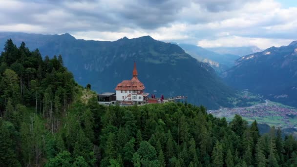 일몰에는 스위스 인터라 의아름다운 정상이다 배경에 인터라 정상의 아름다운 경치를 — 비디오