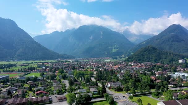 スイスのインターラーケン市の上空からの眺め インターラーケンの町 アイガー モンク Jungfruの山々とトゥン湖とブリエンツの美しい景色 インターラーケン Bernese Oberland スイス — ストック動画