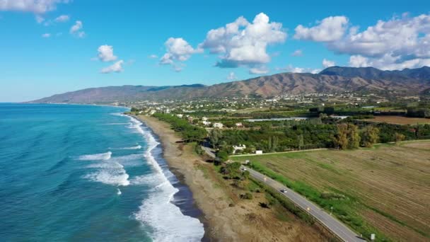 塞浦路斯莫利斯海滩的空中景观 蓝色海岸 Mavralis Beach 是位于塞浦路斯Akamas半岛的一个与世隔绝 未受破坏的海滩 — 图库视频影像