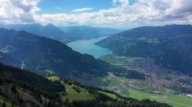 Schynige Platte 'den Brienz Gölü manzaralı Bernese Oberland, Bern Kantonu, İsviçre. İsviçre Alplerinde Schynige Platte adı verilen popüler dağ, hava manzaralı..