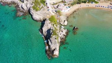 Pelekas Kontogialos plajının hava aracı görüntüsü. Korfu, Yunanistan. Kontogialos Plajı, Pelekas, Korfu, Yunanistan. 