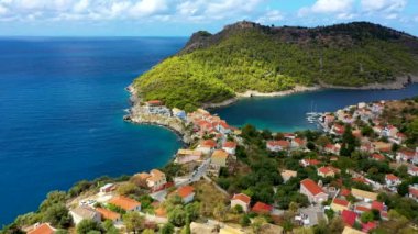 Yunanistan, Kefalonia 'daki Assos köyü. Akdeniz 'de turkuaz renkli körfez Kefalonya, Yunanistan, İyon adası, Cephalonia, Assos köyü Assos köyünde güzel renkli evleri var..
