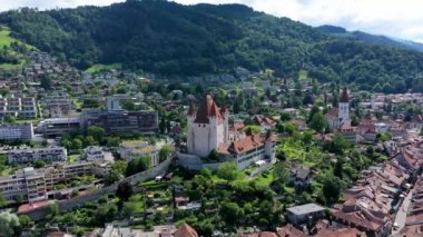 Thun şehrinin Alpleri ve Thunersee Gölü ile Panorama 'sı, İsviçre. Tarihsel Thun şehri ve Thun Gölü ile Bernese Highlands arka planda Alpler, Canton Bern, İsviçre.