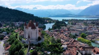 Thun şehrinin Alpleri ve Thunersee Gölü ile Panorama 'sı, İsviçre. Tarihsel Thun şehri ve Thun Gölü ile Bernese Highlands arka planda Alpler, Canton Bern, İsviçre.