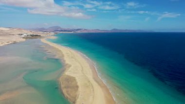 İspanya 'nın Fuerteventura Kanarya Adası' ndaki Costa Calma 'da altın kum ve kristal deniz suyuyla Sotavento sahilini izleyin. Plaj Playa de Sotavento, Kanarya Adası, Fuerteventura.