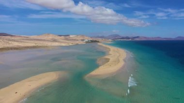 İspanya 'nın Fuerteventura Kanarya Adası' ndaki Costa Calma 'da altın kum ve kristal deniz suyuyla Sotavento sahilini izleyin. Plaj Playa de Sotavento, Kanarya Adası, Fuerteventura.
