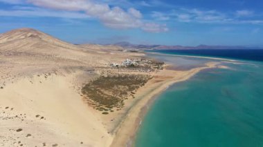 İspanya 'nın Fuerteventura Kanarya Adası' ndaki Costa Calma 'da altın kum ve kristal deniz suyuyla Sotavento sahilini izleyin. Plaj Playa de Sotavento, Kanarya Adası, Fuerteventura.