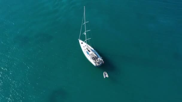 Yacht Förankring Kristallklart Turkost Vatten Framför Den Tropiska Alternativ Livsstil — Stockvideo