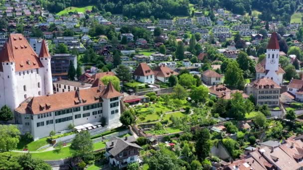 瑞士图恩市全景 有阿尔卑斯山和图内尔斯湖 瑞士伯尔尼州 图恩历史名城和图恩湖 背景为贝内斯高地瑞士阿尔卑斯山 — 图库视频影像