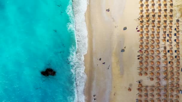 Vídeo Drones Aéreos Icónica Bahía Zafiro Turquesa Playa Myrtos Isla — Vídeos de Stock