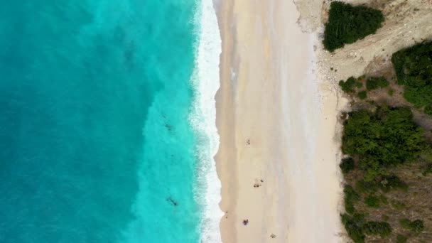 在希腊爱奥尼亚的凯法隆尼亚 Cephalonia 岛Myrtos的标志性绿松石和蓝宝石湾以及海滩的无人驾驶飞机视频 希腊Kefalonia岛Myrtos海滩 美丽的Myrtos海滩风景 — 图库视频影像