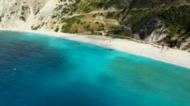 İkonik turkuaz ve safirden oluşan hava aracı videosu ve Myrtos, Kefalonia (Cephalonia) adası plajı, İyonya, Yunanistan. Myrtos Sahili, Kefalonia Adası, Yunanistan. Myrtos plajının güzel manzarası.