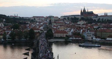 Prag Kalesi ve Charles Köprüsü günbatımı, Prague, Çek Cumhuriyeti, Vltava Nehri ön planda