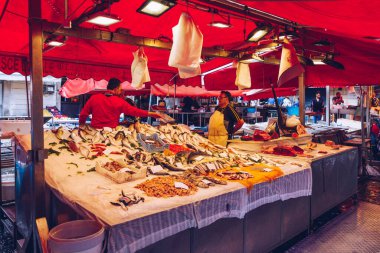 Catania, İtalya - 1 Kasım 2019: Catania, Sicilya, İtalya 'daki balık pazarında deniz ürünleri. İtalya 'nın Sicilya eyaletindeki eski Catania kasabasındaki balık pazarında taze balık.. 