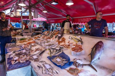Catania, İtalya - 1 Kasım 2019: Catania, Sicilya, İtalya 'daki balık pazarında deniz ürünleri. İtalya 'nın Sicilya eyaletindeki eski Catania kasabasındaki balık pazarında taze balık.. 