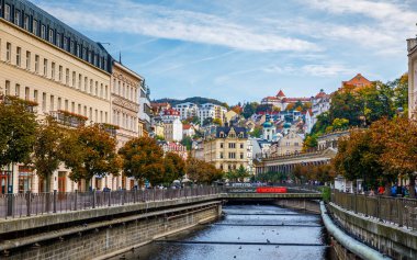 Karlovy Vary, Çek Cumhuriyeti - 30 Eylül 2017: Mineral yayları ile dünyaca ünlü Karlovy Vary kasabası (Karlsbad) 14. yüzyılın ortalarında Charles tarafından kuruldu..