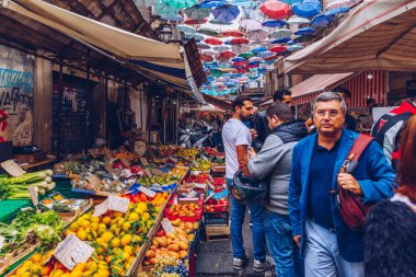 Catania, İtalya - 1 Kasım 2019: Catania, Sicilya, İtalya 'daki balık pazarında deniz ürünleri. İtalya 'nın Sicilya eyaletindeki eski Catania kasabasındaki balık pazarında taze balık.. 