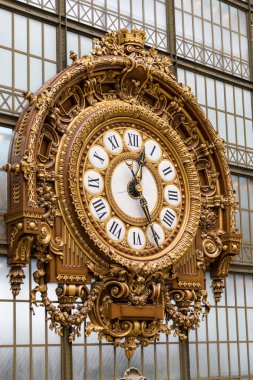 Paris, Fransa - 5 Temmuz 2018 D 'Orsay Müzesi' nin altın saati. Orsay Müzesi, Paris 'te Seine nehrinin sol kıyısında bir müzedir. Paris 'teki Orsay Müzesi' nin içindeki altın renkli saat..