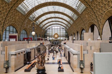 Paris, Fransa - 5 Temmuz 2018: Paris 'teki Orsay Müzesi ziyaretçileri. Eski Gare d 'Orsay tren istasyonunda yer alan müze, dünyanın en büyük izlenimci tabloları koleksiyonuna sahip..