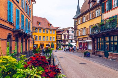 Colmar, Fransa - 27 Temmuz 2018: Colmar, Alsace, Fransa. Renkli binalar, kanallar ve çiçekler. Colmar, Fransa. Petite Venedik, su kanalı ve geleneksel yarı ahşap evler.