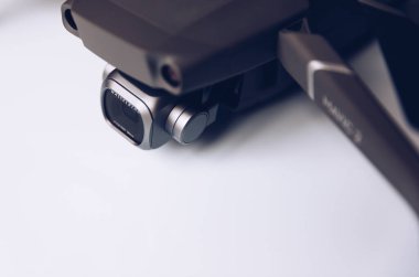 Prague, Çek Cumhuriyeti - 31 Ağustos 2018: ile DJI indeks işlem Mavic 2 Pro closeup, beyaz arka plan üzerinde. İle DJI indeks işlem Mavic 2 Pro bir piyasada, en taşınabilir Dronlar ile Hasselblad fotoğraf makinesi.
