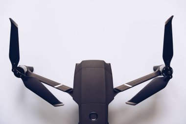 Prague, Çek Cumhuriyeti - 31 Ağustos 2018: ile DJI indeks işlem Mavic 2 Pro closeup, beyaz arka plan üzerinde. İle DJI indeks işlem Mavic 2 Pro bir piyasada, en taşınabilir Dronlar ile Hasselblad fotoğraf makinesi.