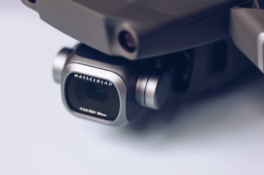 Prague, Çek Cumhuriyeti - 31 Ağustos 2018: ile DJI indeks işlem Mavic 2 Pro closeup, beyaz arka plan üzerinde. İle DJI indeks işlem Mavic 2 Pro bir piyasada, en taşınabilir Dronlar ile Hasselblad fotoğraf makinesi.