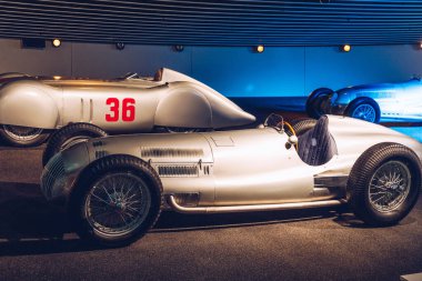 Stuttgart, Almanya - 19 Ekim 2019: Markayla ilişkili tarihi Mercedes arabaları Stuttgart 'taki Mercedes-Benz müzesinde sergilenmektedir. Stuttgart 'taki Mercedes Benz Müzesi' nin içinde..