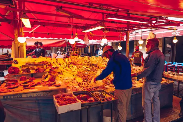Catania, İtalya - 1 Kasım 2019: Catania, Sicilya, İtalya 'daki balık pazarında deniz ürünleri. İtalya 'nın Sicilya eyaletindeki eski Catania kasabasındaki balık pazarında taze balık.. 