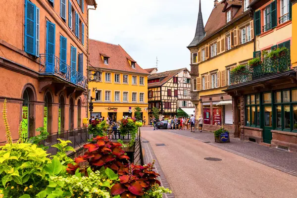 Colmar, Fransa - 27 Temmuz 2018: Colmar, Alsace, Fransa. Renkli binalar, kanallar ve çiçekler. Colmar, Fransa. Petite Venedik, su kanalı ve geleneksel yarı ahşap evler.