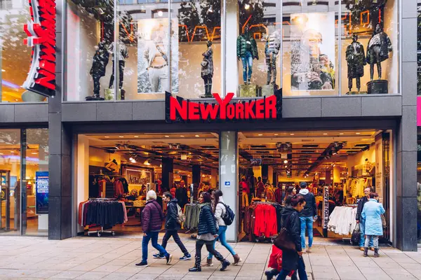 Stuttgart, Almanya - 19 Ekim 2019: Stuttgart 'ın merkezinde New Yorker giyim mağazası. New Yorker, Avrupa 'ya yayılmış bir Alman moda perakendecisi giyim zinciri..