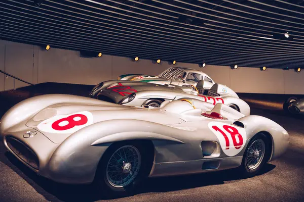 Stuttgart, Almanya - 19 Ekim 2019: Markayla ilişkili tarihi Mercedes arabaları Stuttgart 'taki Mercedes-Benz müzesinde sergilenmektedir. Stuttgart 'taki Mercedes Benz Müzesi' nin içinde..