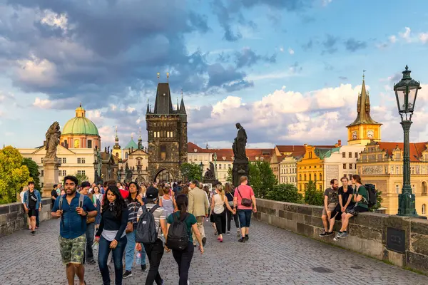Tsjekkia Mai 2018 Folk Går Den Berømte Charles Bridge Praha royaltyfrie gratis stockfoto