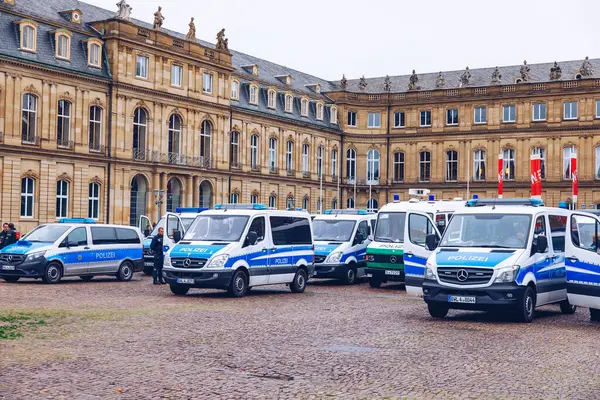 슈투트가르트 2019년 10월 19일 Schlossplatz에서 슈투트가르트 경찰을 보여주는 이미지 로열티 프리 스톡 이미지