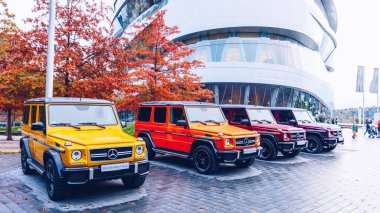 Stuttgart, Almanya - 19 Ekim 2019: Markayla ilişkili tarihi Mercedes arabaları Stuttgart 'taki Mercedes-Benz müzesinde sergilenmektedir. Stuttgart 'taki Mercedes Benz Müzesi' nin içinde..