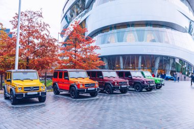 Stuttgart, Almanya - 19 Ekim 2019: Markayla ilişkili tarihi Mercedes arabaları Stuttgart 'taki Mercedes-Benz müzesinde sergilenmektedir. Stuttgart 'taki Mercedes Benz Müzesi' nin içinde..